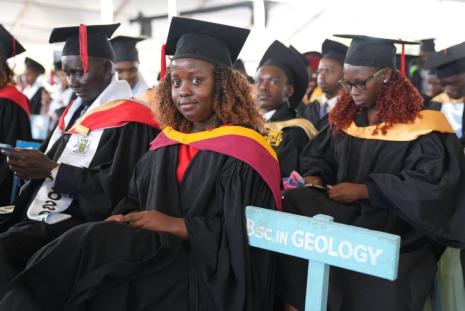 FST Celebrates 17 PhDs, Undergraduates at 75th Graduation